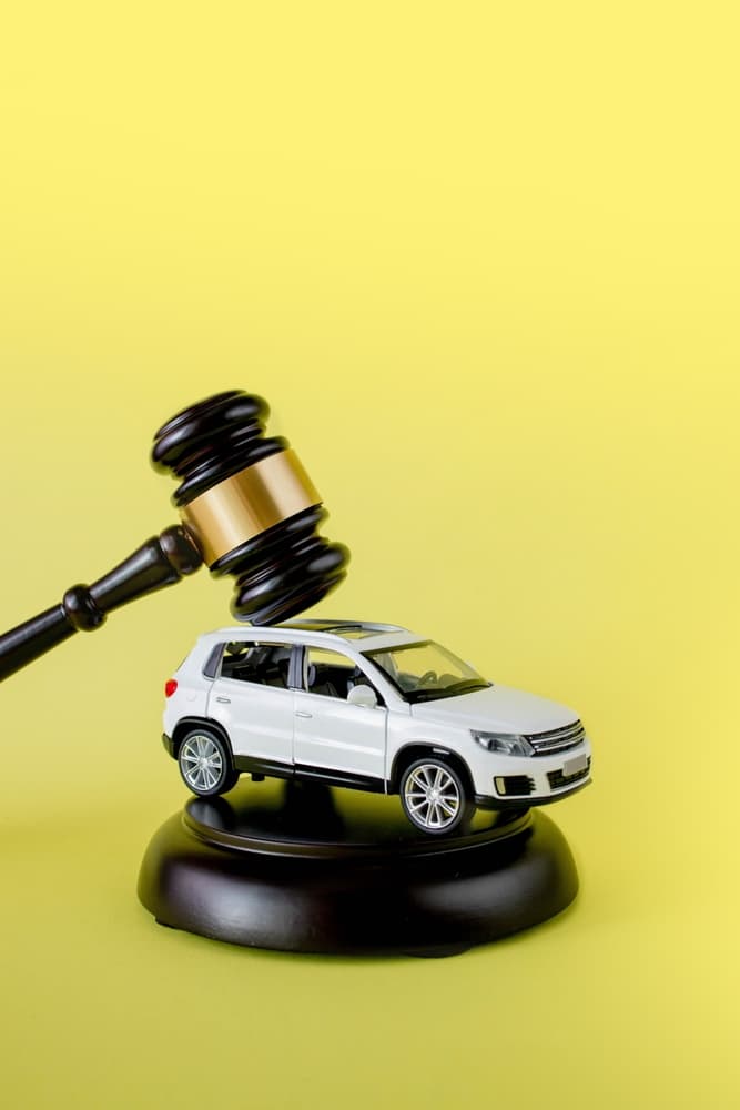Legal proceedings: Judge resolves car confiscation and bail disputes. Illustrates lawyer services, civil court trial, vehicle accident case, and insurance coverage.