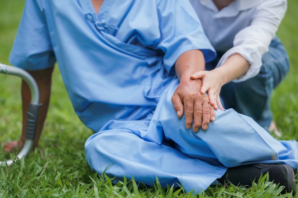 Elderly individuals with severe knee pain or osteoarthritis may experience accidental falls and require walking assistance. Supporting seniors after a fall is essential.